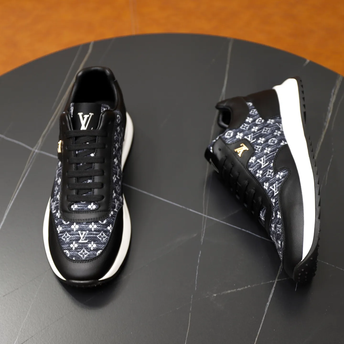 Ex-factory price: 462💰🙅‍♂️🙅‍♂️🙅‍♂️ Brand: LV Louis Vuitton Standard code: 38-44 (45 customized) Grade: Same as the official website Material: Original cowhide stitching brand cloth Comfortable and breathable lining Lightweight and wear-resistant sports outsole Style category: Men's fashion casual shoes Running sneakers Distinguished luxury brand elements Top luxury Color: actual picture color